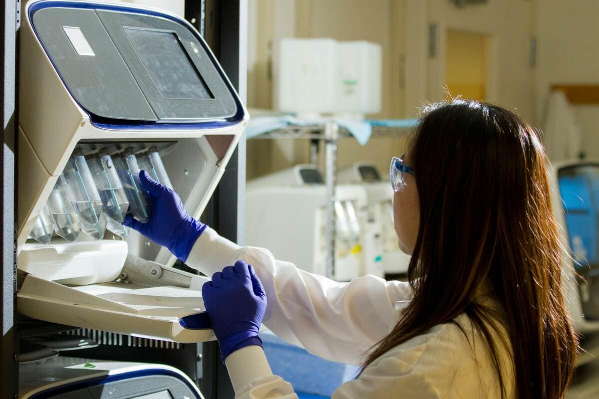 Third-Party Tested Peptides: What Research Labs Need to Know 1 A lab technician performs third-party HPLC testing on catalog peptides.